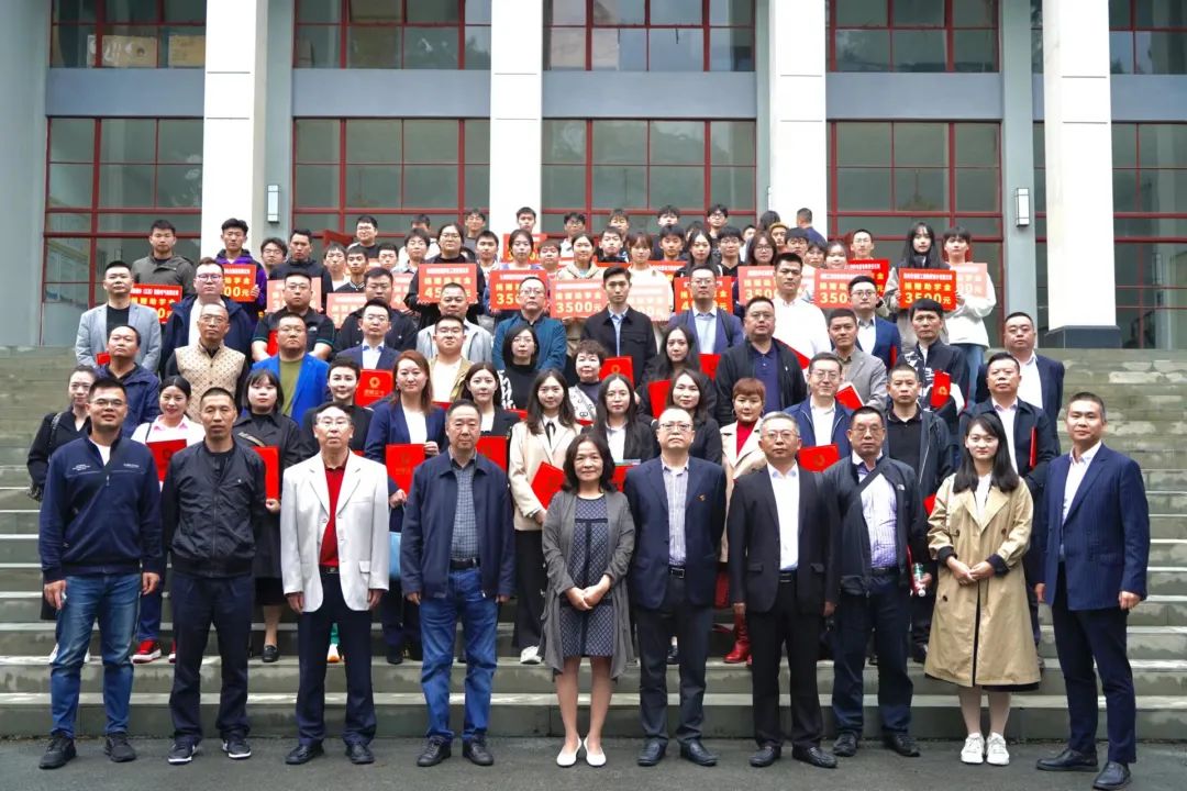 四川錦程綜合能源有限公司參加成都電力行業(yè)協(xié)會組織44家愛心企業(yè)參加“2023成都工匠人才培養(yǎng)計劃”捐贈儀式